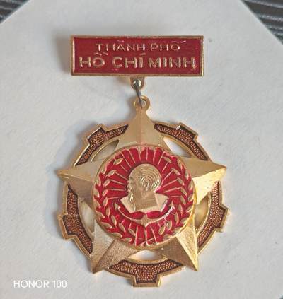 纪念章/纪念币 - 越南胡志明市建设者奖章- 颁发对象：涵盖参与胡志明市建设的工人、工程师、干部、军人、志愿者等各类群体，是对城市发展贡献的官方认可。