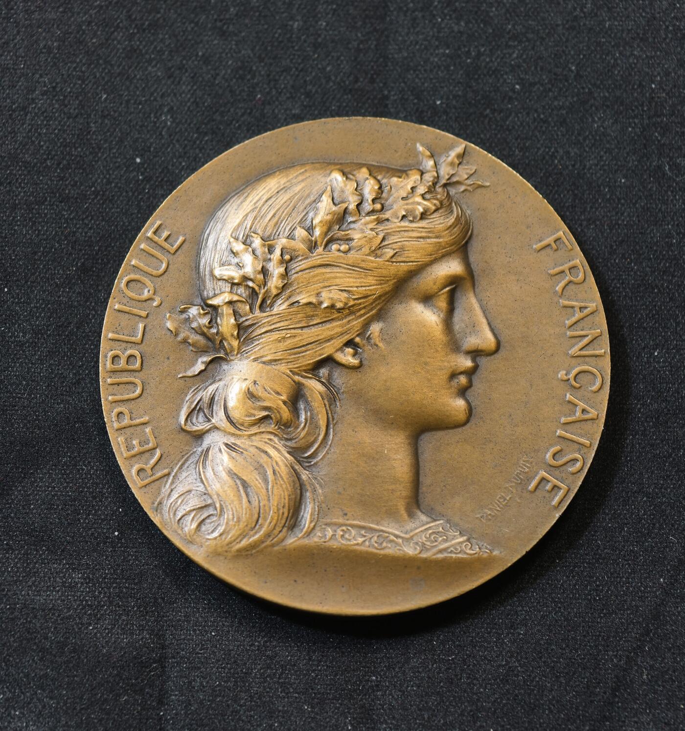 甄臻铺-世界币章拍卖（第58期），送拍享返佣金等优惠多多 法国玛丽安娜女神铜章（DANIEL DUPUIS作品），60.8g，50mm，丰饶角铜标，名家雕刻