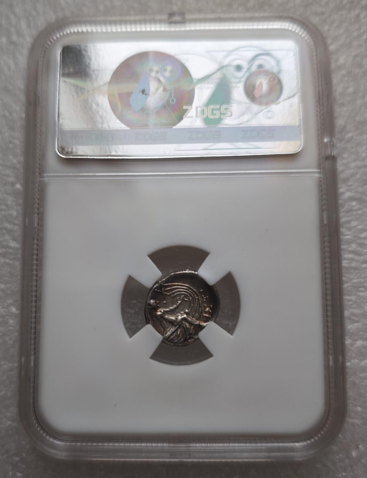 瓶子🏺第235期拍卖会  背面完美  古希腊埃维亚岛西斯提亚城4奥波银币（公元前3–前2世纪，ZDGS XF）   古希腊埃维亚岛（Euboea）西斯提亚城（Histiaea）发行的4奥波银币，经ZDGS评级为 XF 级，是古希腊爱琴海岛屿城邦的经典钱币品种 水泽仙女（Naiad，宁芙的一种，掌管河流与泉水） 坐在船艏，手持桨或权杖，背景为船帆/波浪纹饰，是西斯提亚城最具辨识度的钱币符号 