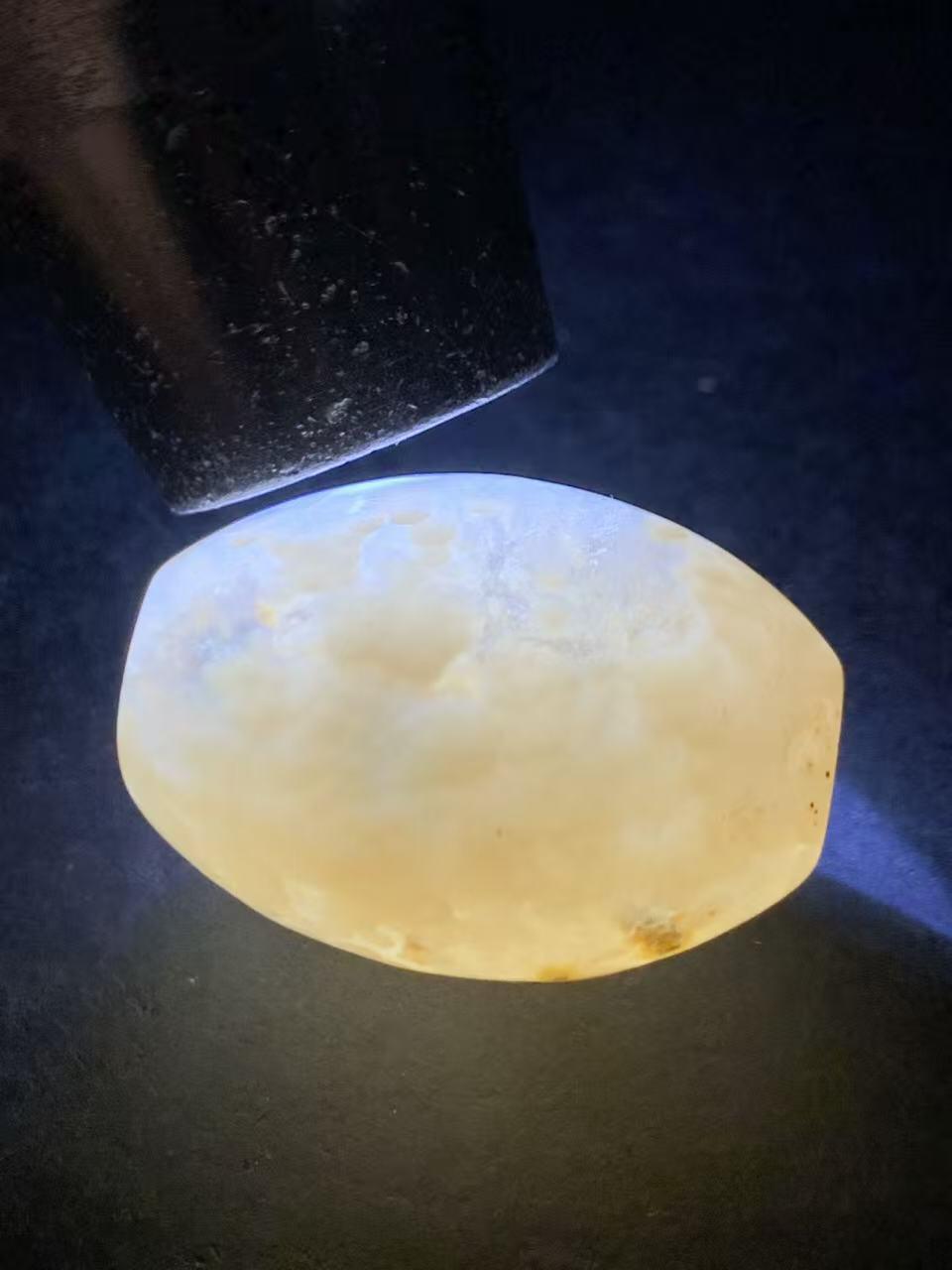 精美冰飘糖心料奶白鱼籽纹战国红玛瑙随形勒子一颗！