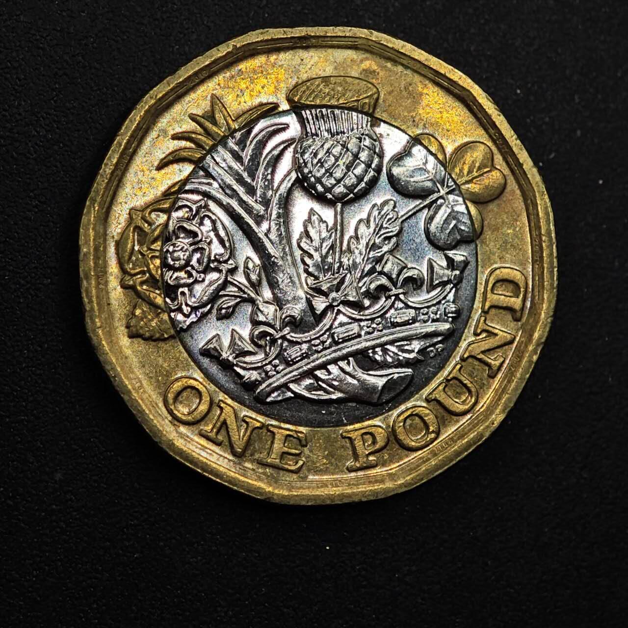  【淘币小摊】限时拍第八百八十九拍   散币套币纸币邮品场    每周一统一发货 英国2017年一镑双色币