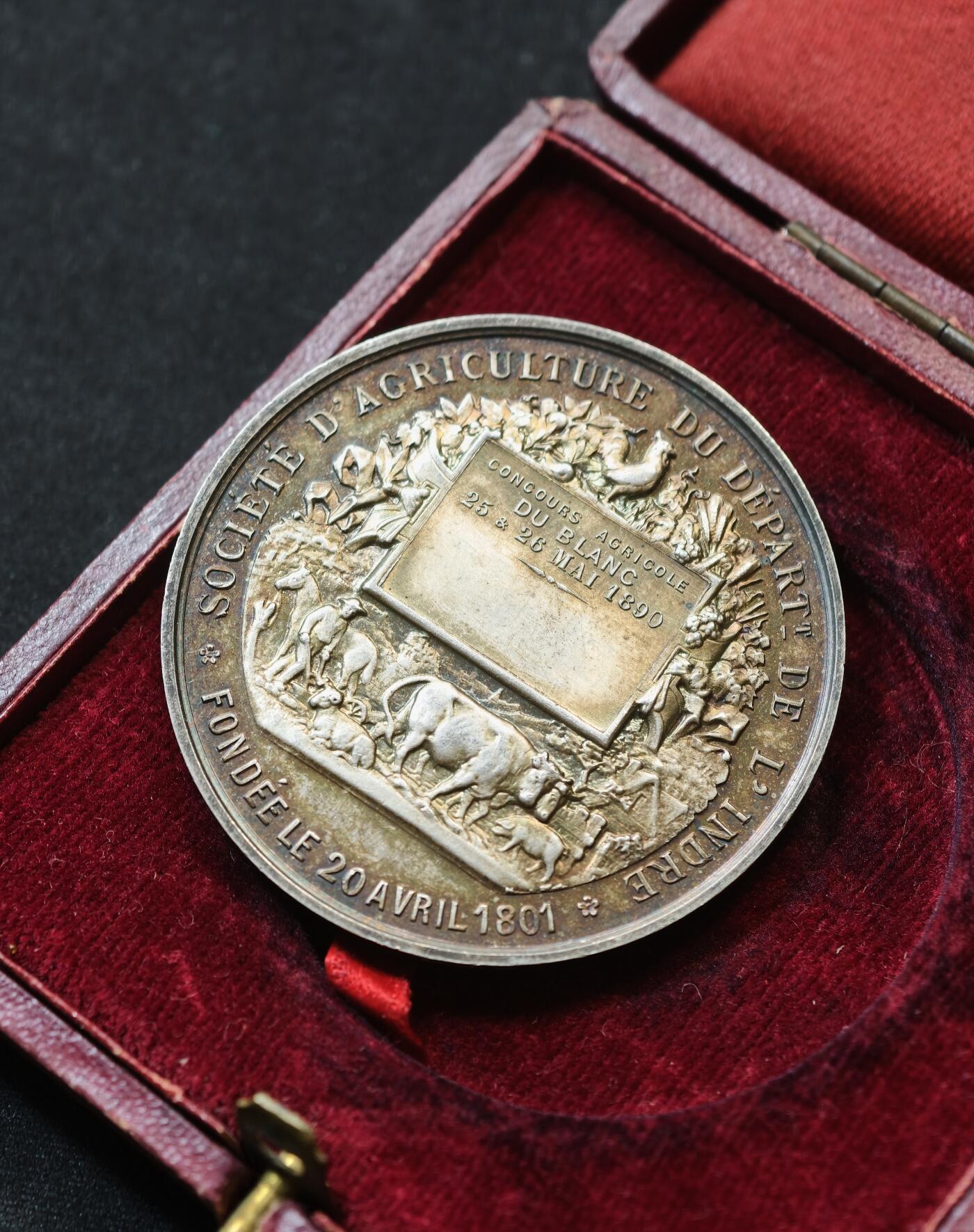 甄臻铺-世界币章拍卖（第58期），送拍享返佣金等优惠多多 1890年法国安德尔省农业协会银章 ，41mm，36g，丰饶角ARGENT边铭 非常漂亮的五彩包浆 品相完美 原盒正常使用