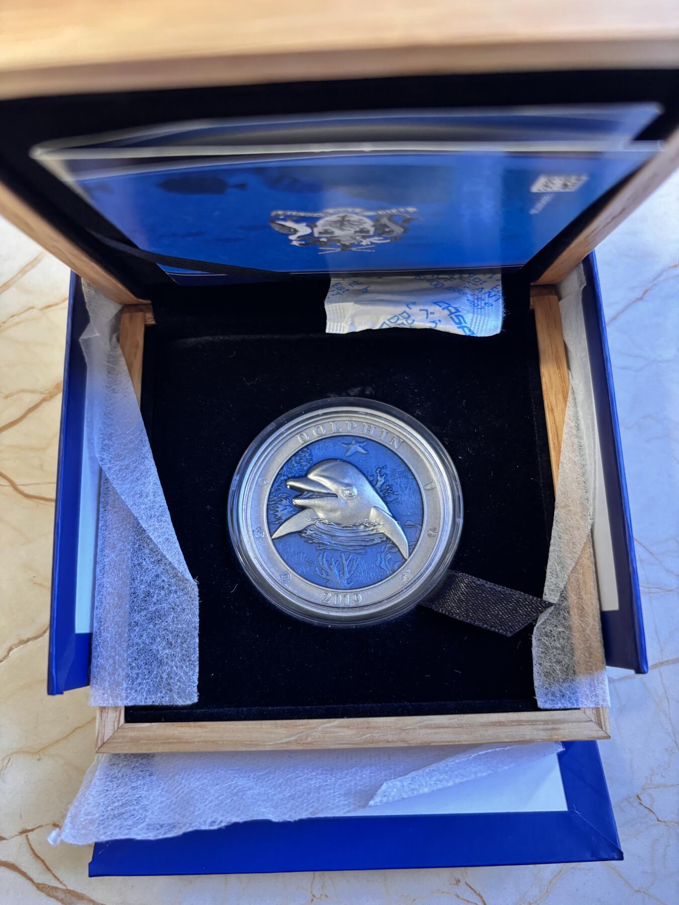 第196期拍卖 巴巴多斯2019海底世界系列3盎司海豚镶透明珐琅银币，999银，发行999枚