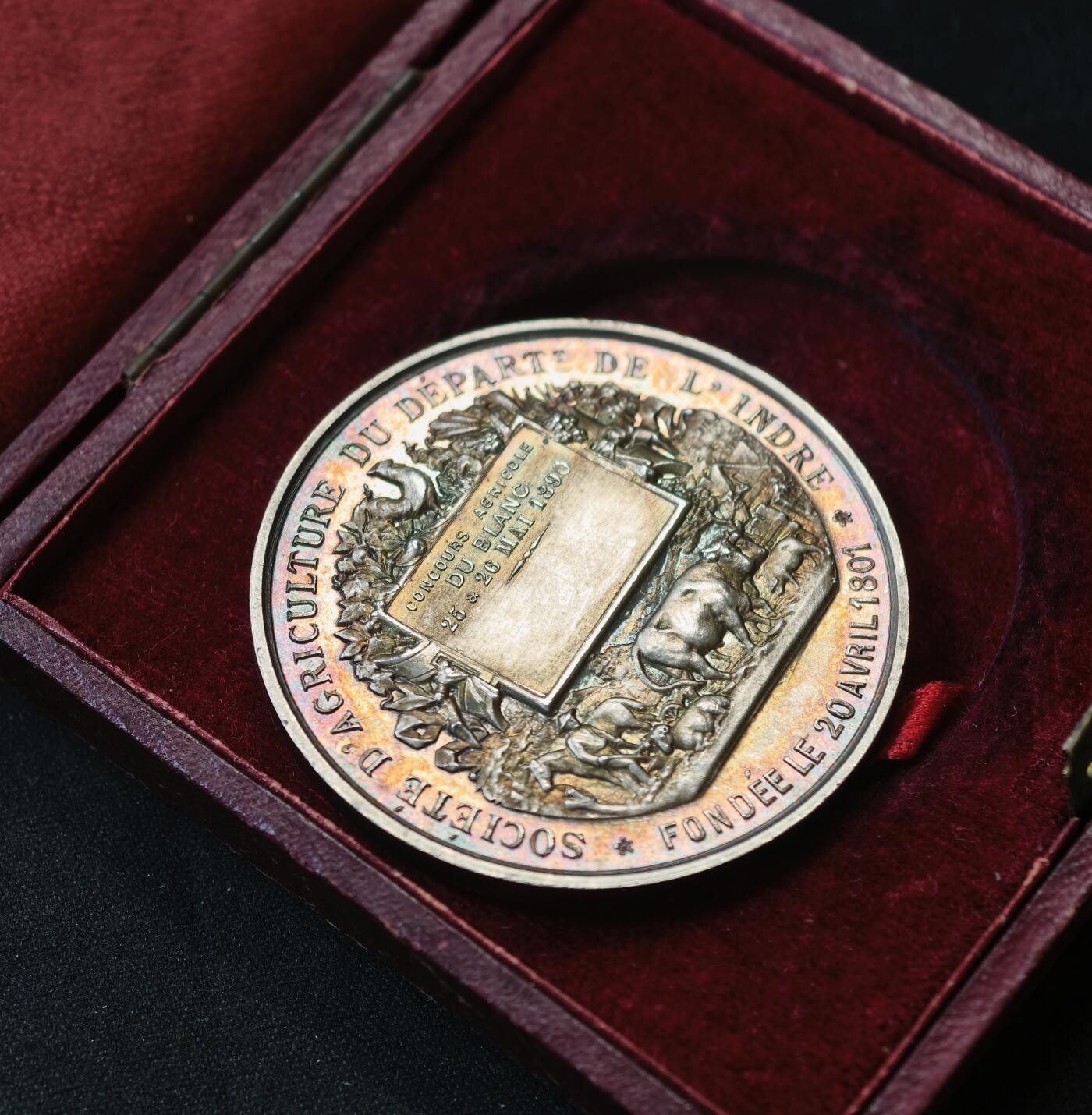 甄臻铺-世界币章拍卖（第58期），送拍享返佣金等优惠多多 1890年法国安德尔省农业协会银章 ，41mm，36g，丰饶角ARGENT边铭 非常漂亮的五彩包浆 品相完美 原盒正常使用