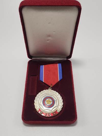 南水社第5次拍卖  朝鲜总联成立20周年纪念章，章体珐琅完整