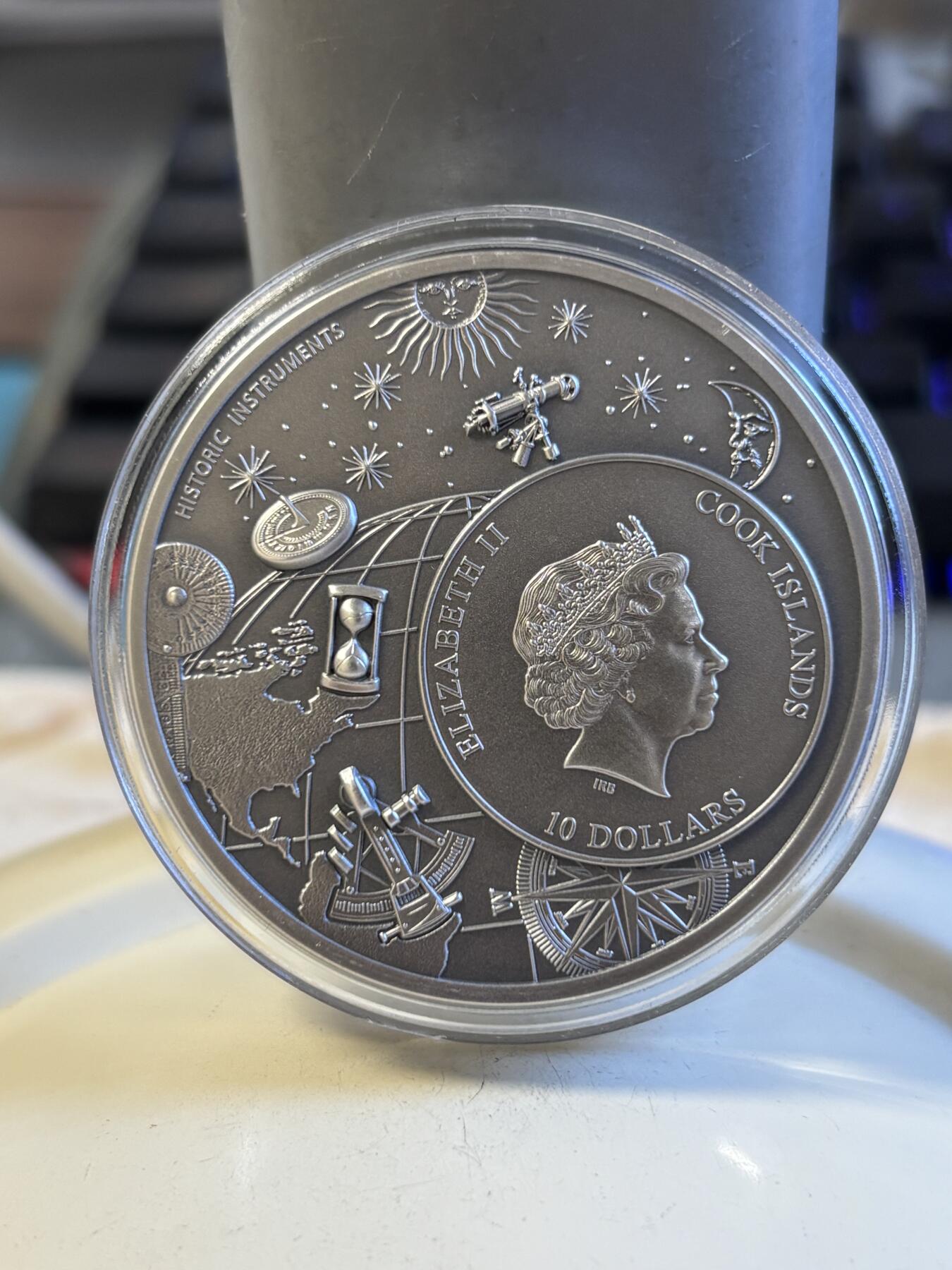 第196期拍卖 获奖库克2023年历史仪器星盘2盎司纪念银币，999银，发行1500枚，获克劳斯2024年度最佳克朗币大奖，没有纸套