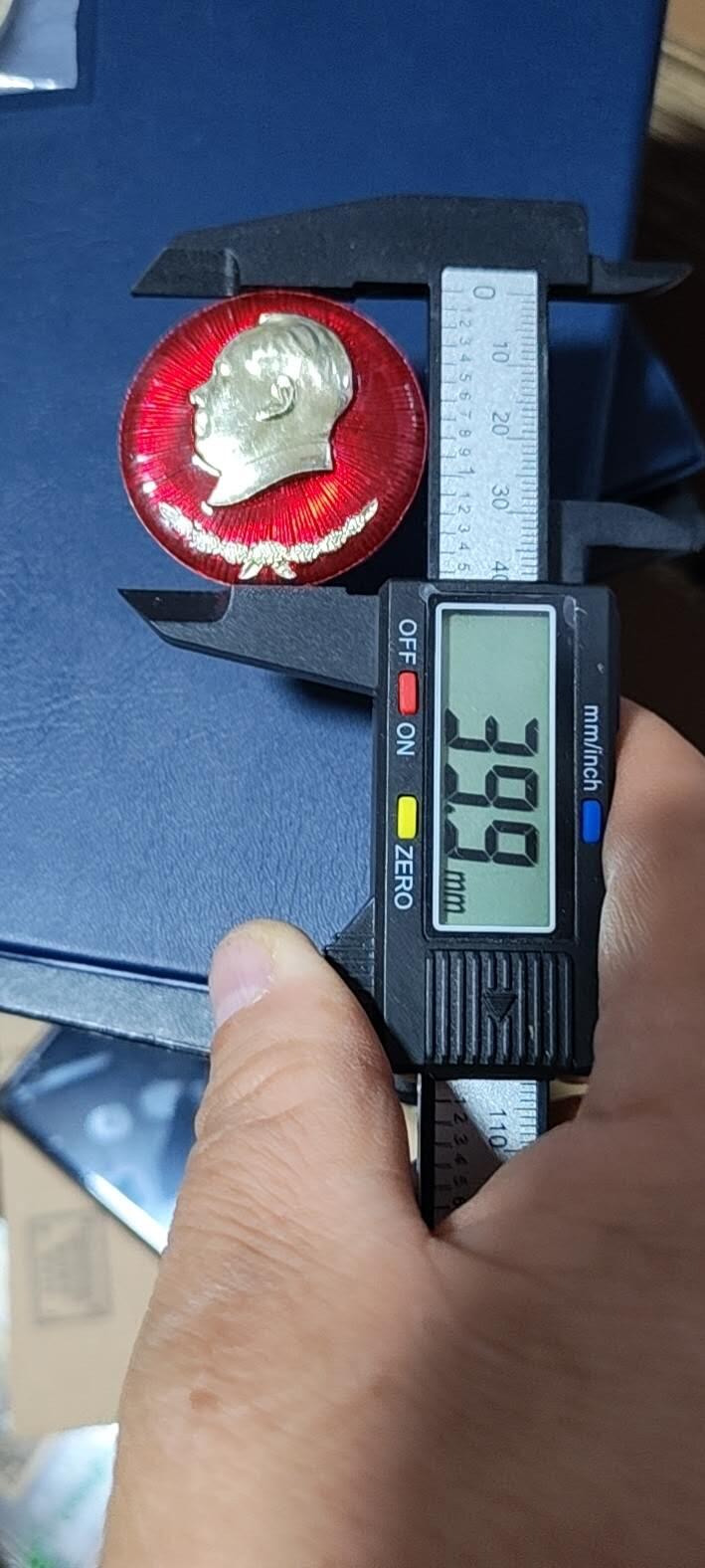 毛主席像章拍场，都是部队题材章 🔥🔥🔥🔥毛主席像章，39.9毫米，背面有铭文：四川省公安厅总部东方红公社成立一周年纪念