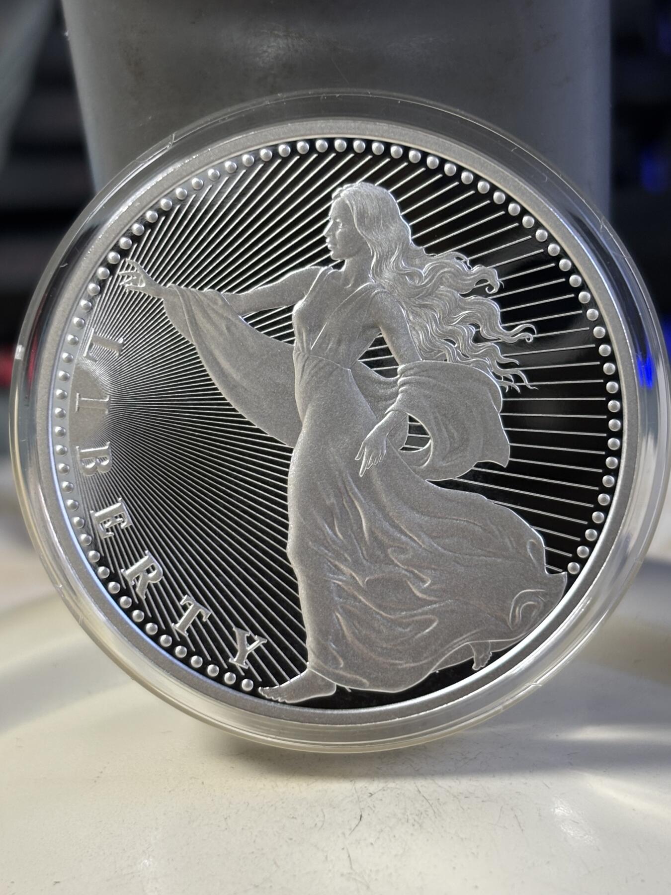 第196期拍卖 美国2022年加密货币女神神兽1盎司精制纪念银币，999银，发行1000枚