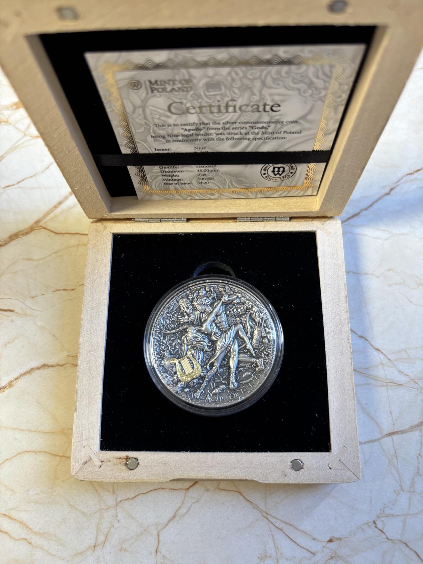 第196期拍卖 纽埃2020年发行众神系列爱乐之神太阳之子阿波罗2盎司高浮雕仿古镀金银币，999银，发行500枚