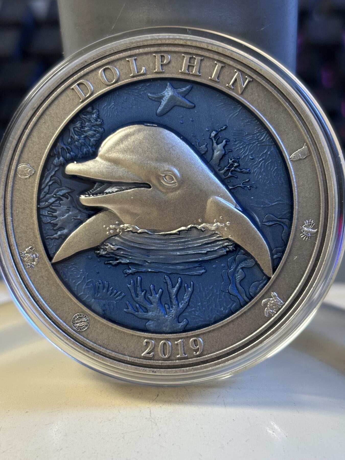 第196期拍卖 巴巴多斯2019海底世界系列3盎司海豚镶透明珐琅银币，999银，发行999枚