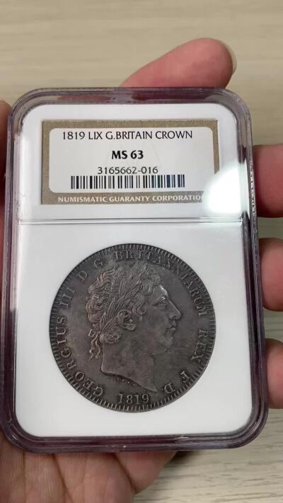 万国钱币拍卖第064期 NGC MS63 1819LIX英国乔治三世马剑克朗 英国马剑系列开山之作 均匀厚重的英式天鹅绒乌云五彩全覆盖 全深打高浮雕轻微类镜面质感 同分中罕见的顶级状态 NGC老盒典藏级品质