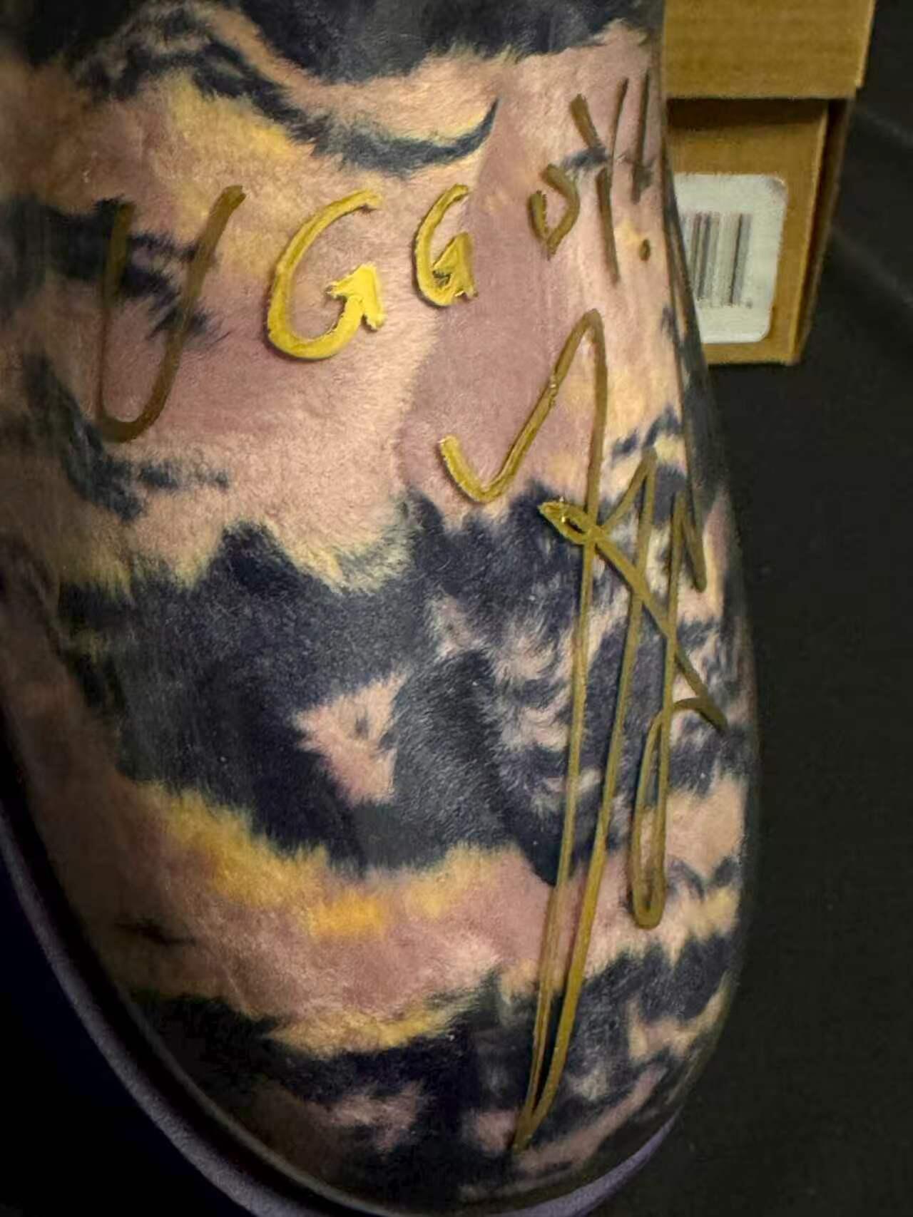 零元拍：星光赴约，茸意登场；步履同频，自在高光！UGG亚太区品牌大使宋雨琦亲签联名配色UGG Classic Clear Mini 雪地靴，每一步都自带高光，每一刻都Feels Like UGG，全新篇章，即刻启程~36码