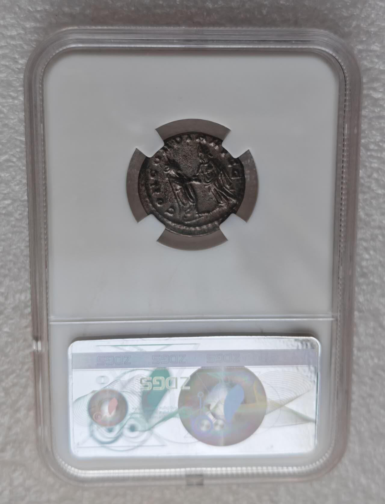 瓶子🏺第235期拍卖会  古罗马帝国皇后萨洛尼娜（Salonina）1安东尼安洗银币（ZDGS XF）   这是一枚古罗马帝国时期（公元260–268年）皇后萨洛尼娜（Salonina）发行的1安东尼安（Antoninianus）洗银币，经ZDGS评级为 XF 级，是罗马帝国危机时期的标准钱币藏品