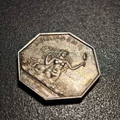 【德藏】世界币章拍卖第170期（拍品征集中~欢迎藏友联系） 名誉品 1832-1841年 法国海洋保险公司美人鱼海妖八角银质代币银章 油灯边铭 (新版法国八角代用币目录封面同款) 原味包浆 味道极佳 直径约：33.3mm；重约：17.4g