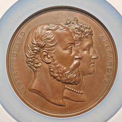 【德藏】世界币章拍卖第170期（拍品征集中~欢迎藏友联系） 1882年 英国伦敦金融城公学新校舍落成纪念威尔士亲王阿尔伯特·爱德华(后爱德华七世)及亚历山德拉王妃像高浮雕大铜章 稀少品种 大盒封装 NGC MS64BN