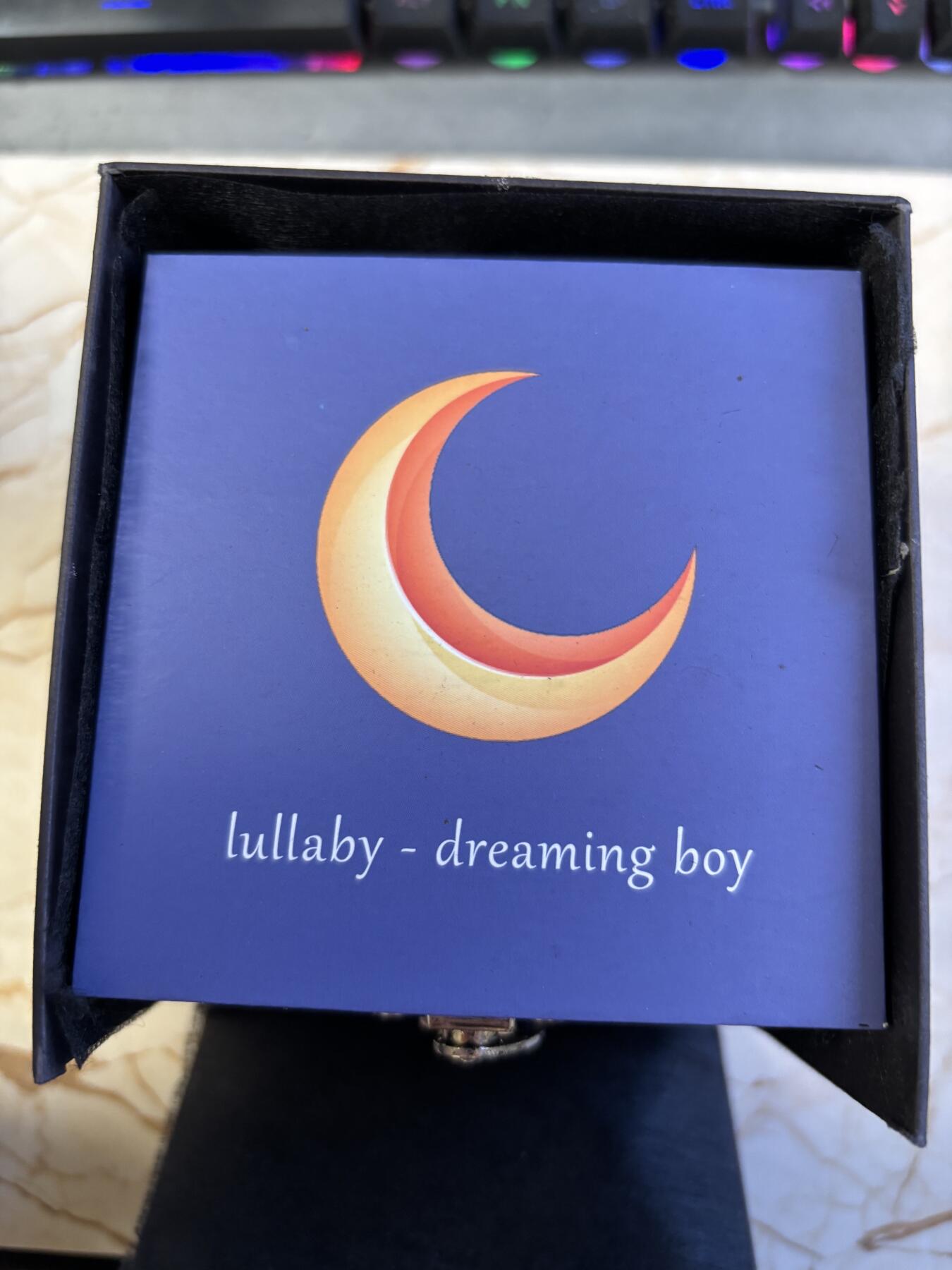 第196期拍卖 库克2018年摇篮曲系列熟睡的男孩仿古异形纪念银币，999银，发行量999枚