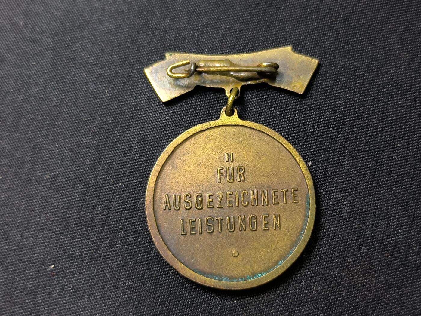 云宸嘉赏-勋臻佳藏四月精品甄选场次（低佣 一元一手） 五十年代东德老铜章系列--法兰克福专区全国建设工作(Nationales Aufbauwerk- 全国建设工作)二级优秀功绩奖章