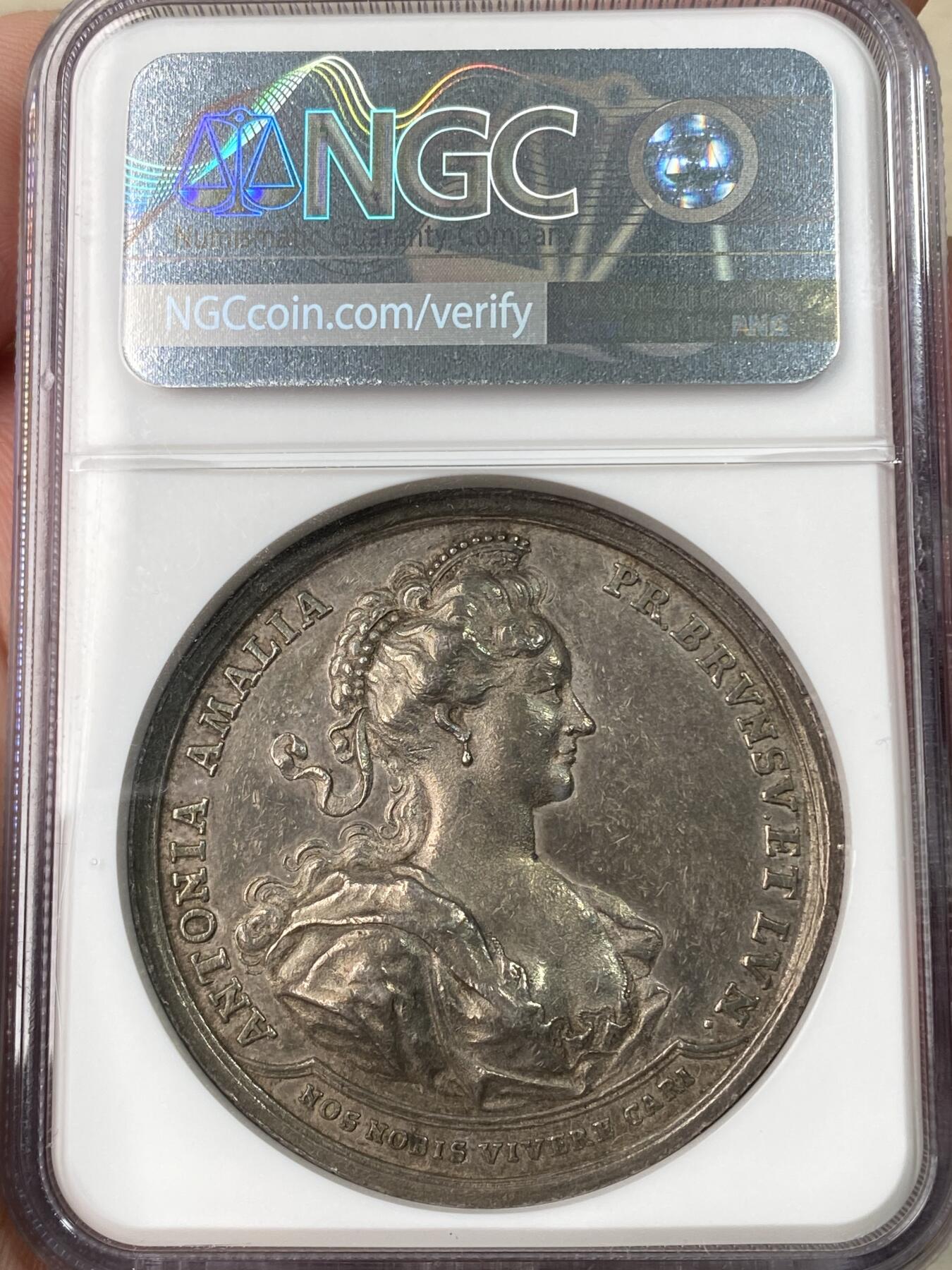 万国钱币拍卖第064期 NGC AU55 1712年德国布伦瑞克-沃尔芬比特尔公国费迪南德·阿尔伯雷希特二世与安东尼娅·阿玛莉结婚纪念大银章 罕见神罗时期大波浪高浮雕极美皇家婚礼 包浆极其原味 45MM大规格罕见收藏级