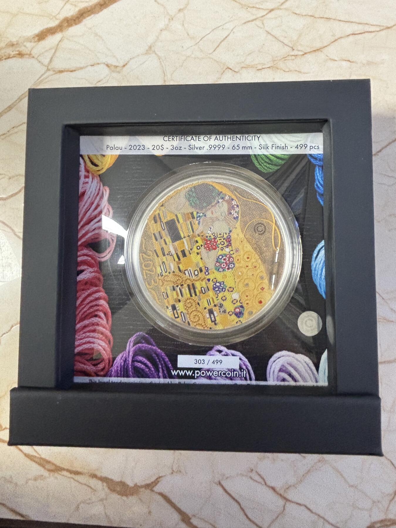 第196期拍卖 帕劳2023年刺绣系列首枚克里姆特吻3盎司纪念彩色银币，999银，发行499枚，塑料盒有缺口