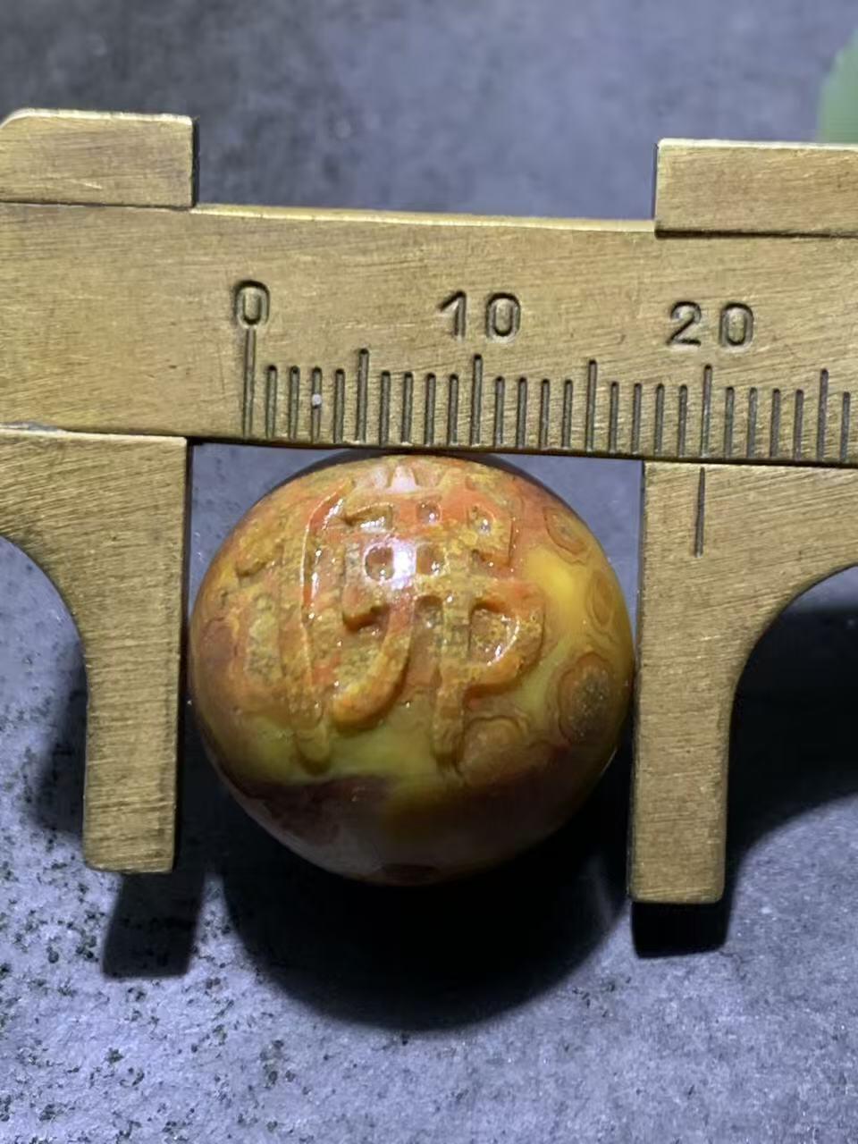 精美冰飘草花纹战国红玛瑙手工俏色巧雕佛字2.0珠一个