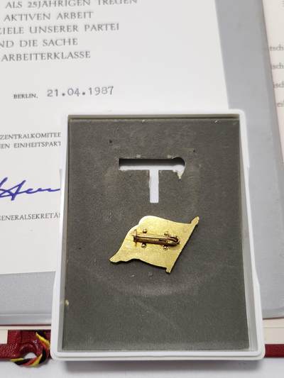 南水社第5次拍卖  民主德国（东德）SED 25年党龄荣誉证书 党校函授结业证 统一社会党证章带盒  获得者埃德加·韦伯