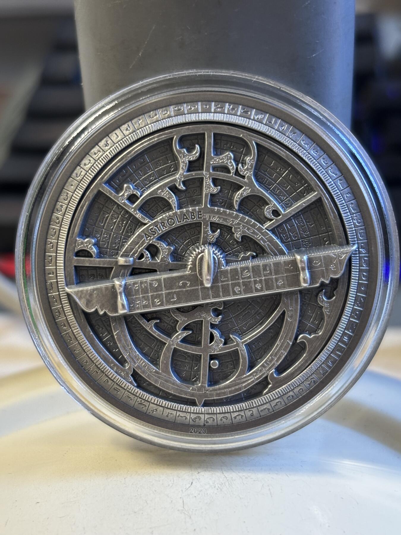 第196期拍卖 获奖库克2023年历史仪器星盘2盎司纪念银币，999银，发行1500枚，获克劳斯2024年度最佳克朗币大奖，没有纸套
