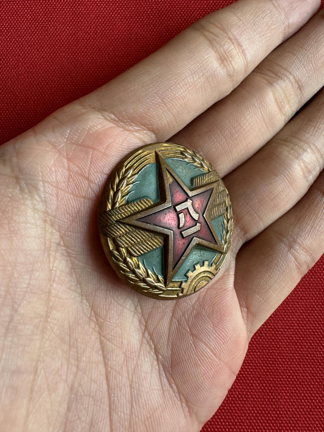 五哥徽章群   2号周四晚上八点4群联拍 帽徽