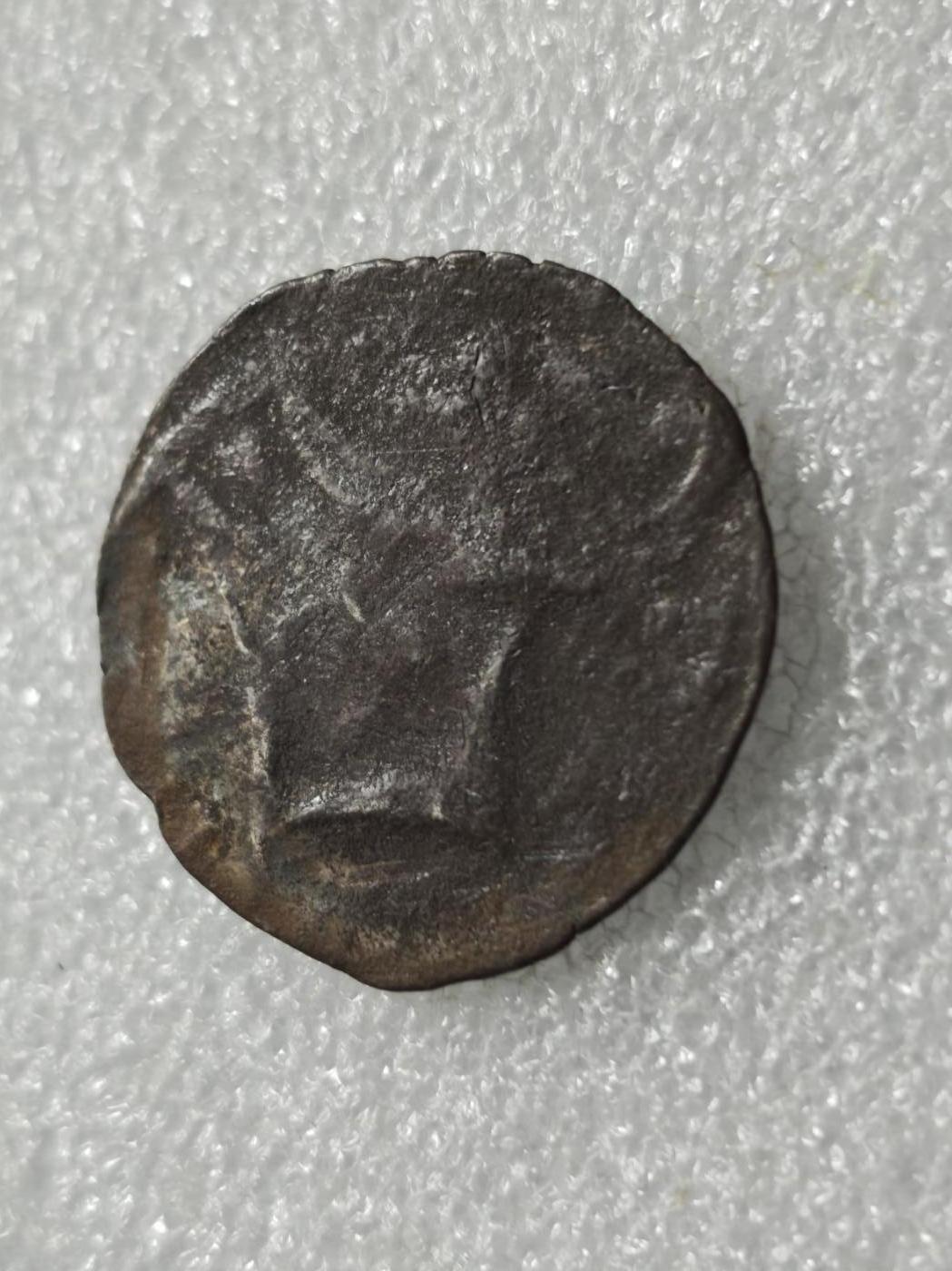 瓶子🏺第235期拍卖会  10克大型古骠国（Pyu）旭日神庙铜币/银币   公元4–8世纪古骠国（缅甸早期城邦文明）的打制钱币，是东南亚最早的铸币类型之一 正面（旭日纹）中心为放射状线条构成的初升太阳图案，象征太阳崇拜与毗湿奴信仰；外围环绕连珠纹边框，是受中亚与印度钱币影响的典型装饰。  背面（神庙纹）中央为室利靺蹉（Srivatsa）风格神庙（三拱祭坛造型）体现印度教文化在骠国的传播 