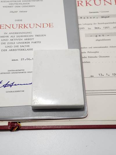 南水社第5次拍卖  民主德国（东德）SED 25年党龄荣誉证书 党校函授结业证 统一社会党证章带盒  获得者埃德加·韦伯