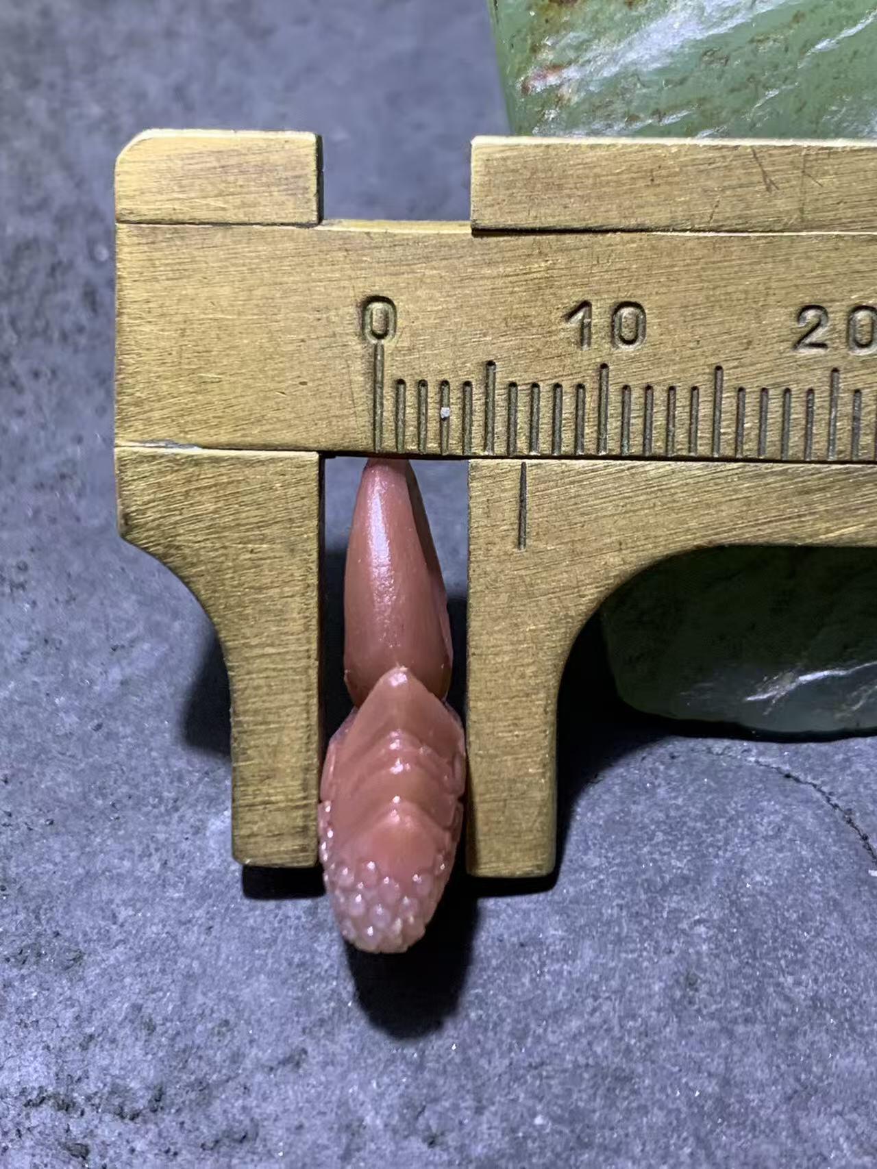 精美亚光盐源玛瑙手工雕刻蟹钳“有钱”吊坠一颗，