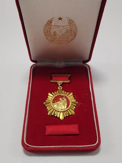 南水社第5次拍卖  朝鲜总联祖国解放纪念章 章体盒略均品相完好