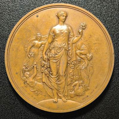 【德藏】世界币章拍卖第170期（拍品征集中~欢迎藏友联系） 1896年 英国皇家园艺学会纪念大铜章，是英国皇家造币厂首席雕刻师威廉·怀恩（William Wyon）的作品，此版为1836年雕刻版本。直径55毫米，精美浮雕工艺，正面是五位花神的形象，背面环绕花卉装饰。品相完好，银章常见，铜章少见，值得收藏 直径约：54.8mm；重约：74.4g