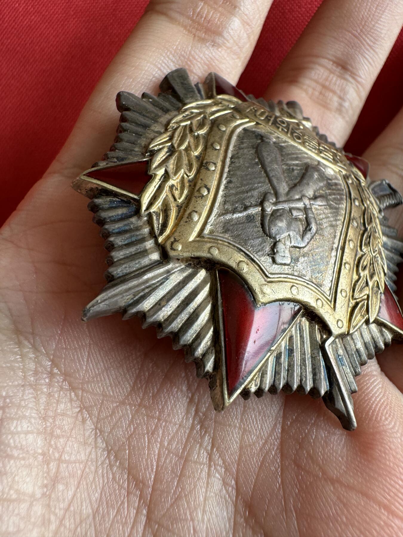 五哥徽章群   2号周四晚上八点4群联拍 银章