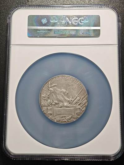 【德藏】世界币章拍卖第170期（拍品征集中~欢迎藏友联系） 1910年 法国普法战争40周年50mm54克镀银纪念大铜章 NGC MS62 章牌大师勒梅尔设计 正面是胜利女神手持旗帜和长剑 背面是旗帜、盾牌、枪炮等物，雕刻精美 品相极佳