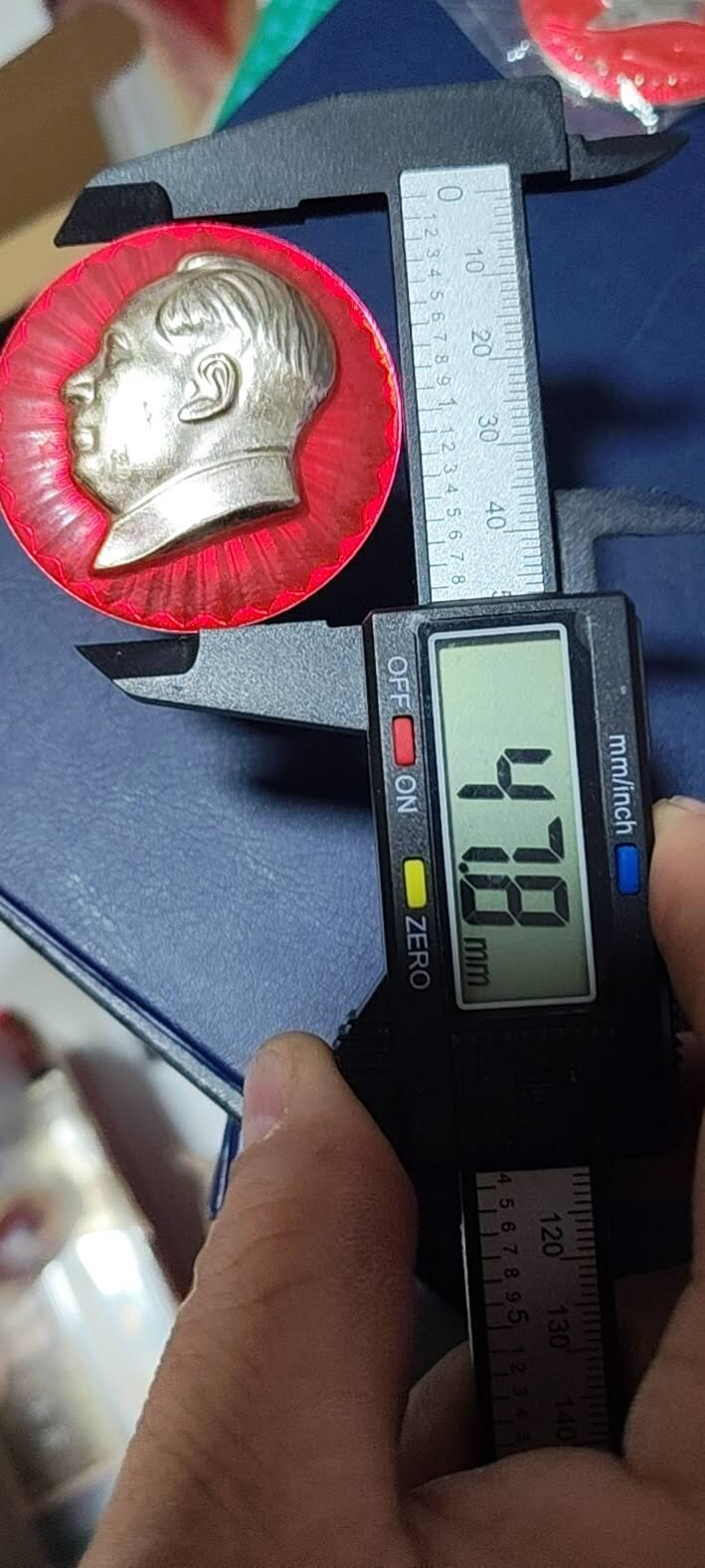 毛主席像章拍场，都是部队题材章