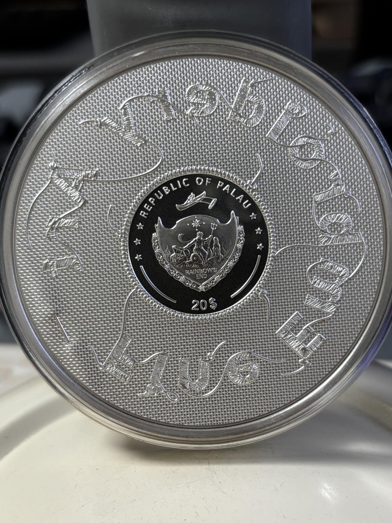 第196期拍卖 帕劳2023年刺绣系列首枚克里姆特吻3盎司纪念彩色银币，999银，发行499枚，塑料盒有缺口