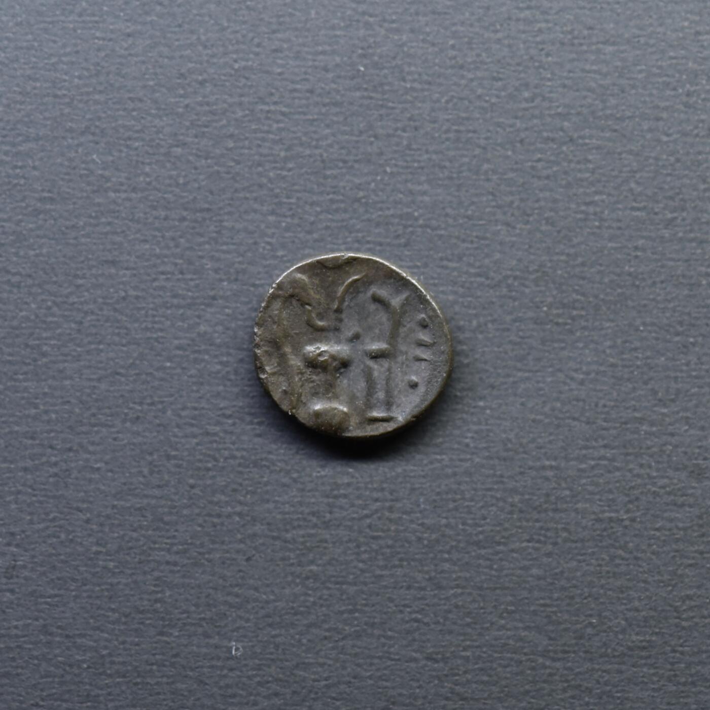 【良泉】4月16日【西方古代打制币】拍卖108件 公元1-2世纪【南阿拉伯半岛】希木叶尔人或赛伯伊人，灭绝生物“也门瞪羚”1/4标准【微型】银铜合金币，0.5克