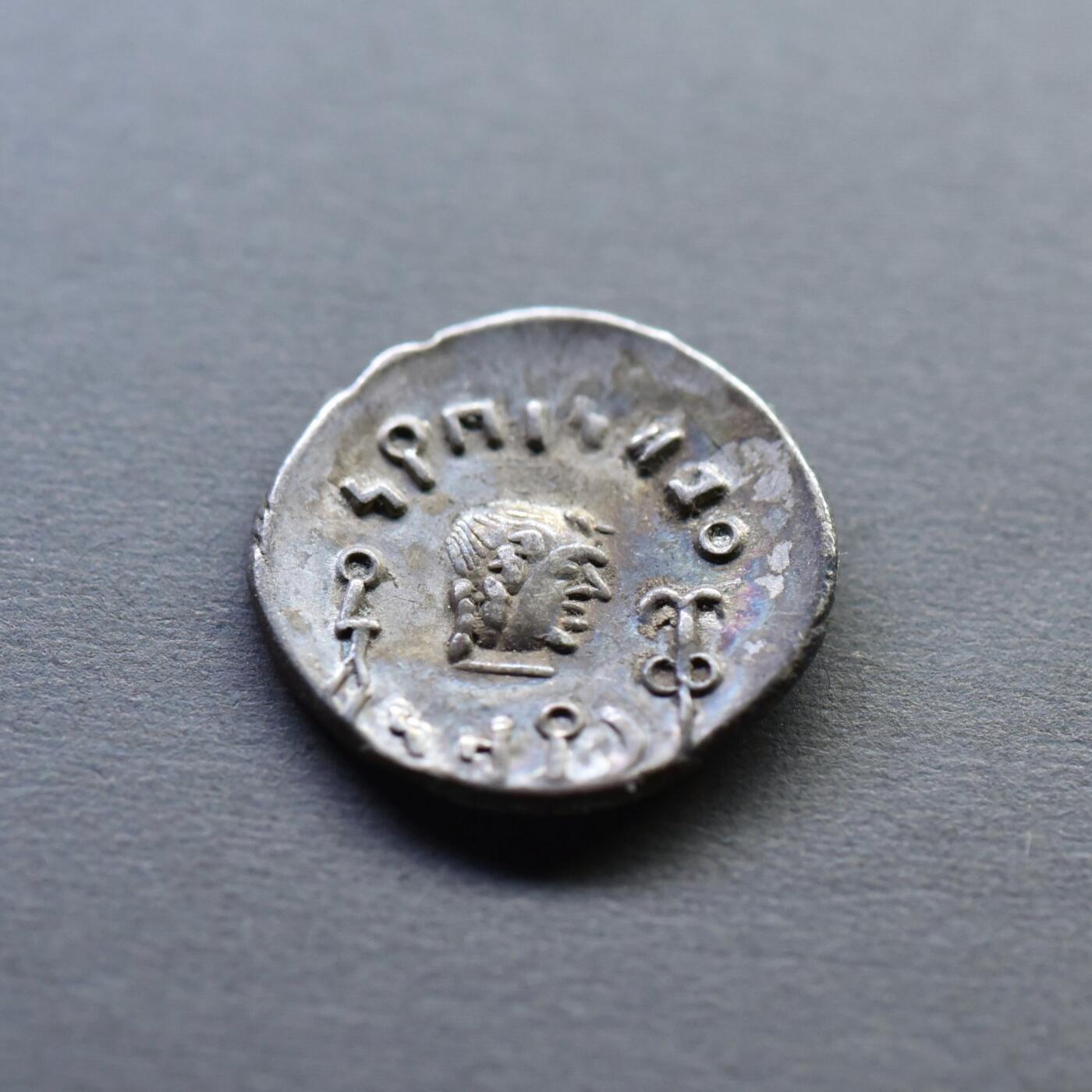 【良泉】4月16日【西方古代打制币】拍卖108件 【极美品】【彩光】公元100-120年【南阿拉伯半岛】萨巴和希木叶尔王国，阿姆丹王，1标准银币，1.53克