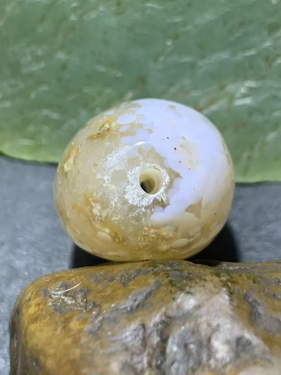 精美冰飘糖心料奶白鱼籽纹战国红玛瑙随形勒子一颗！