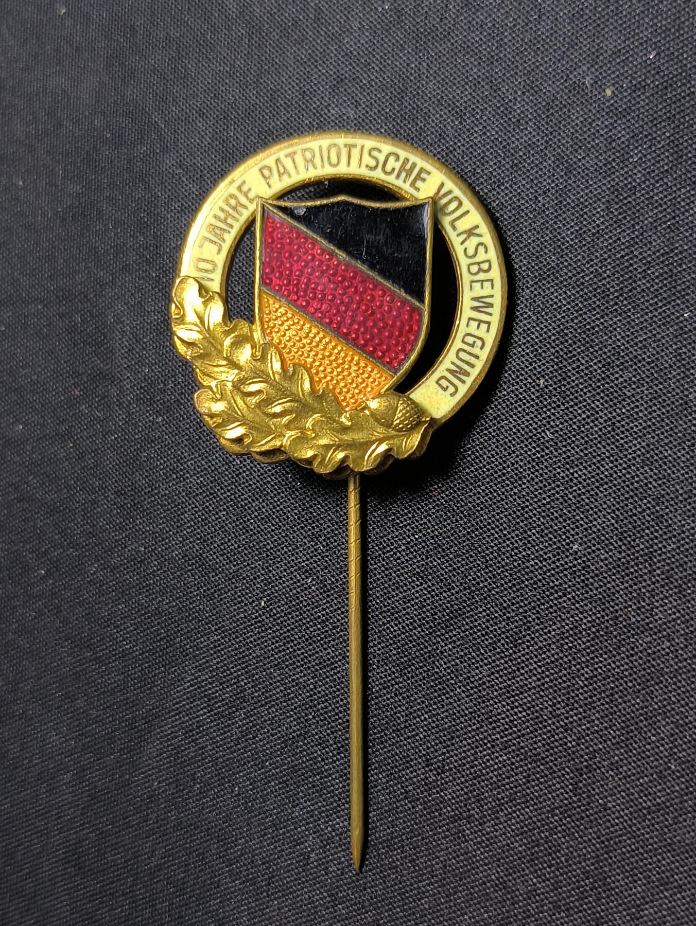 云宸嘉赏-勋臻佳藏四月精品甄选场次（低佣 一元一手） 五十年代东德老珐琅证章系列--爱国人民运动阵线十年荣誉成员（授予第一批成员）荣誉证章】