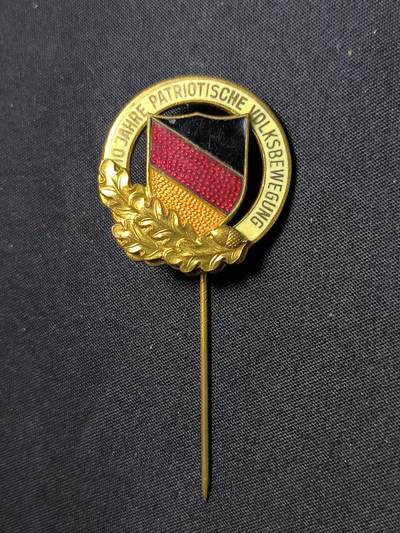 云宸嘉赏-勋臻佳藏四月精品甄选场次（低佣 一元一手） - 五十年代东德老珐琅证章系列--爱国人民运动阵线十年荣誉成员（授予第一批成员）荣誉证章】