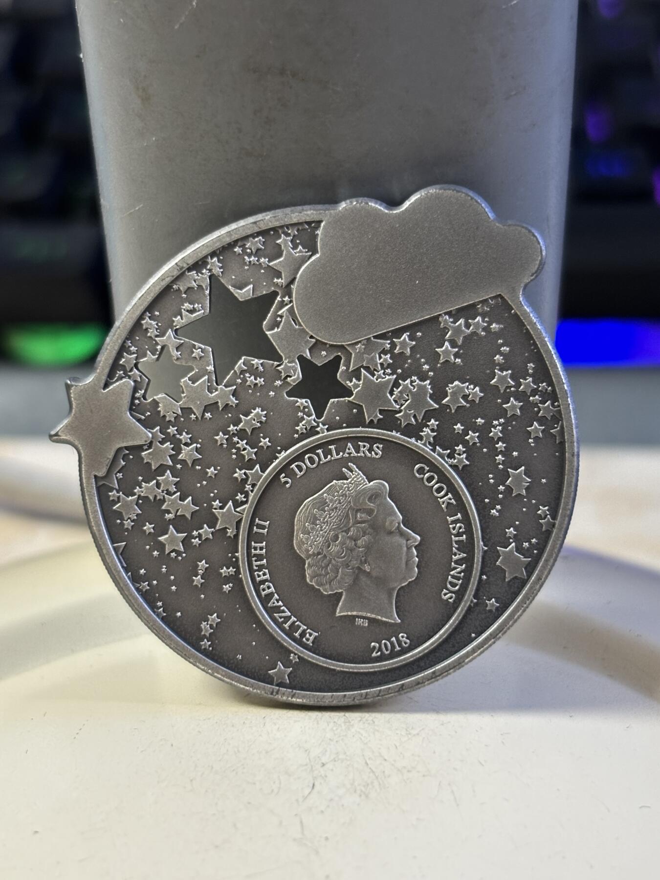 第196期拍卖 库克2018年摇篮曲系列熟睡的男孩仿古异形纪念银币，999银，发行量999枚