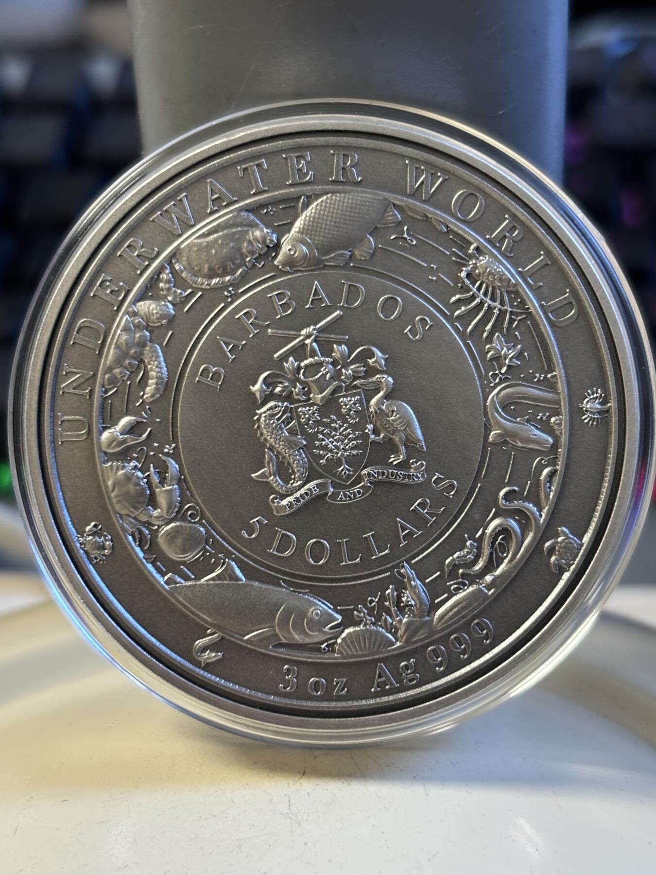 第196期拍卖 巴巴多斯2019海底世界系列3盎司海豚镶透明珐琅银币，999银，发行999枚