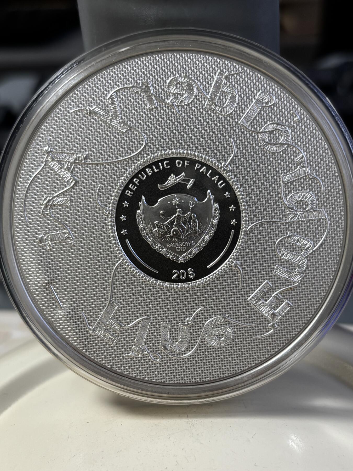 第196期拍卖 帕劳2023年刺绣系列首枚克里姆特吻3盎司纪念彩色银币，999银，发行499枚，塑料盒有缺口