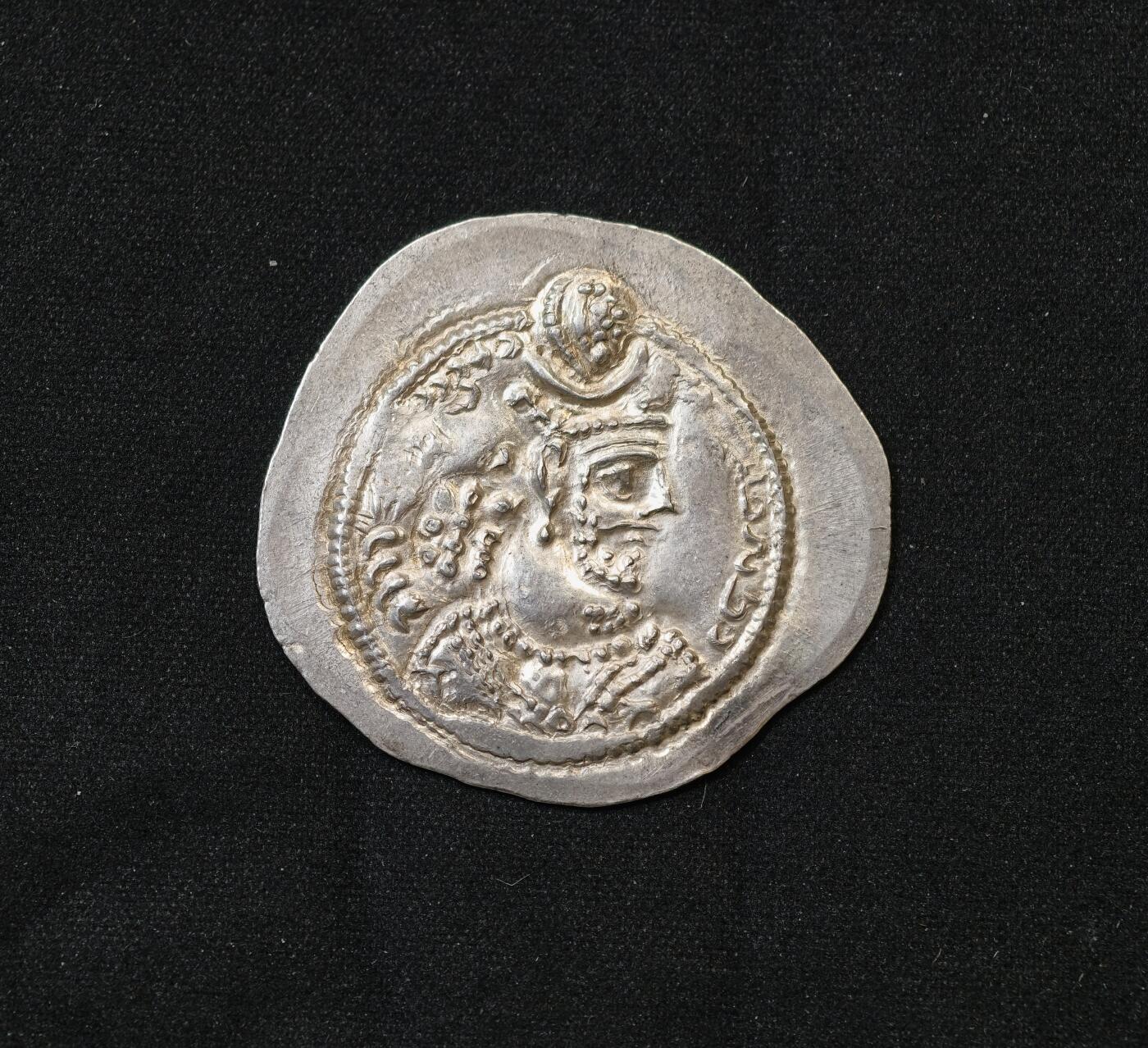 甄臻铺-世界币章拍卖（第58期），送拍享返佣金等优惠多多 萨珊波斯瓦赫兰五世银币 公元420-438年 2026年2月麦稀奇拍卖同款好品最高成交价500元，丝路钱币收藏经典品种，距今近1600年历史古银币，币面国王头像、拜火教祭坛图案清晰完整，品相完好无裂补。