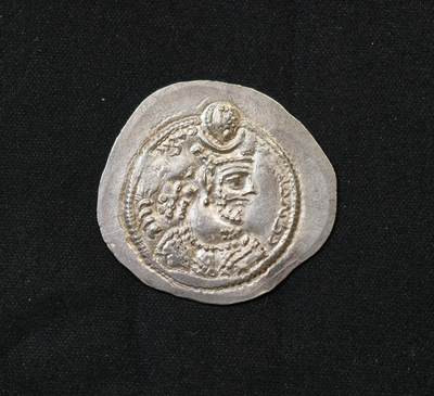 甄臻铺-世界币章拍卖（第58期），送拍享返佣金等优惠多多 - 萨珊波斯瓦赫兰五世银币 公元420-438年 2026年2月麦稀奇拍卖同款好品最高成交价500元，丝路钱币收藏经典品种，距今近1600年历史古银币，币面国王头像、拜火教祭坛图案清晰完整，品相完好无裂补。