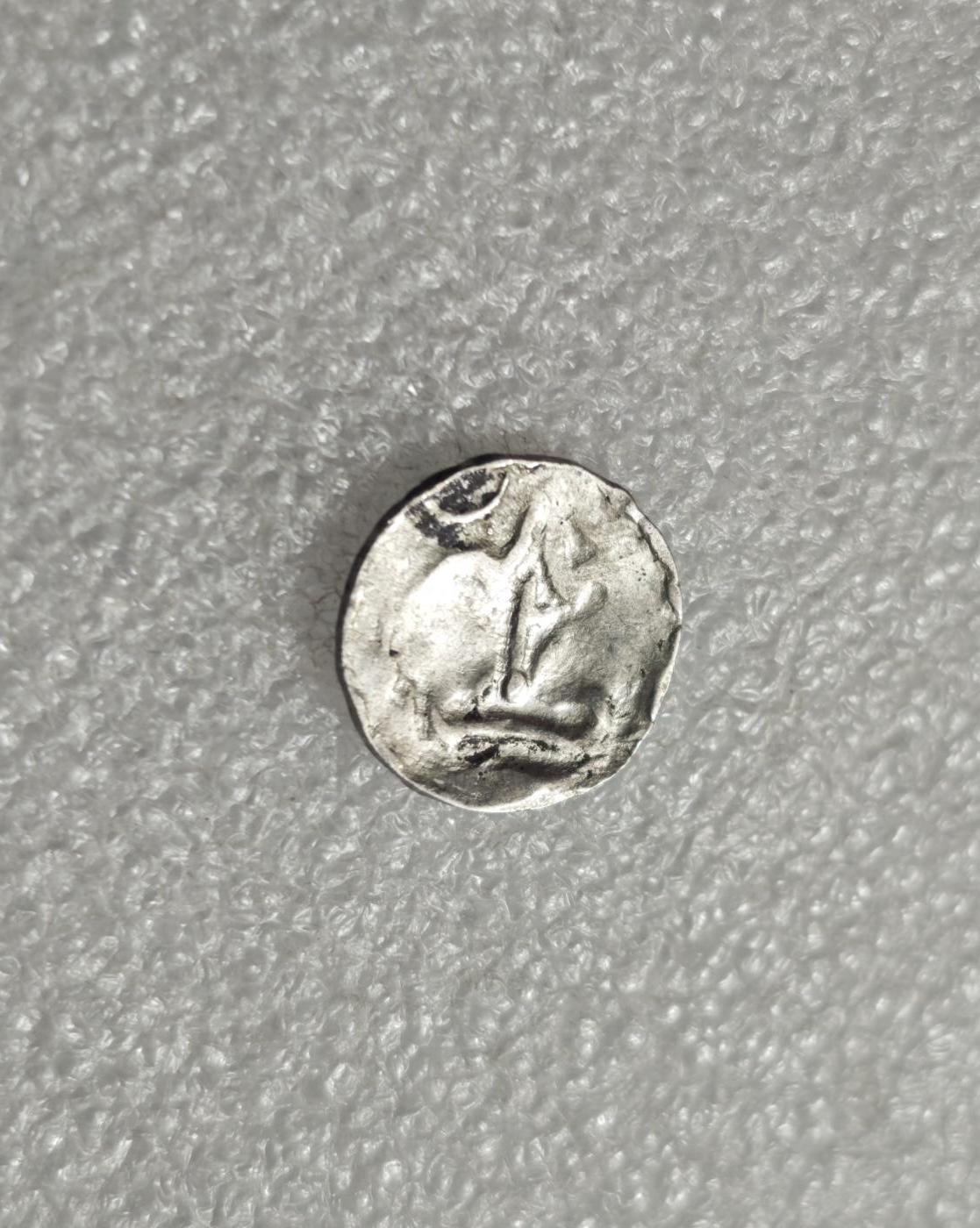 瓶子🏺第235期拍卖会  古骠国（Pyu Kingdom）海螺（法螺）纹银币（约5–7世纪）   这是一枚古骠国（缅甸早期城邦文明）发行的“海螺-室利靺蹉”银币，是缅甸最早铸币体系中的经典版别   核心图案中央为海螺（法螺，Conch Shell）浮雕，边缘环绕锯齿状/连珠纹装饰，是骠国钱币最具辨识度的标志之一  海螺是印度教神祇毗湿奴的核心法器，象征神圣、权威与财富呼应了骠国作为“南方丝绸之路”贸易节点的海洋属性