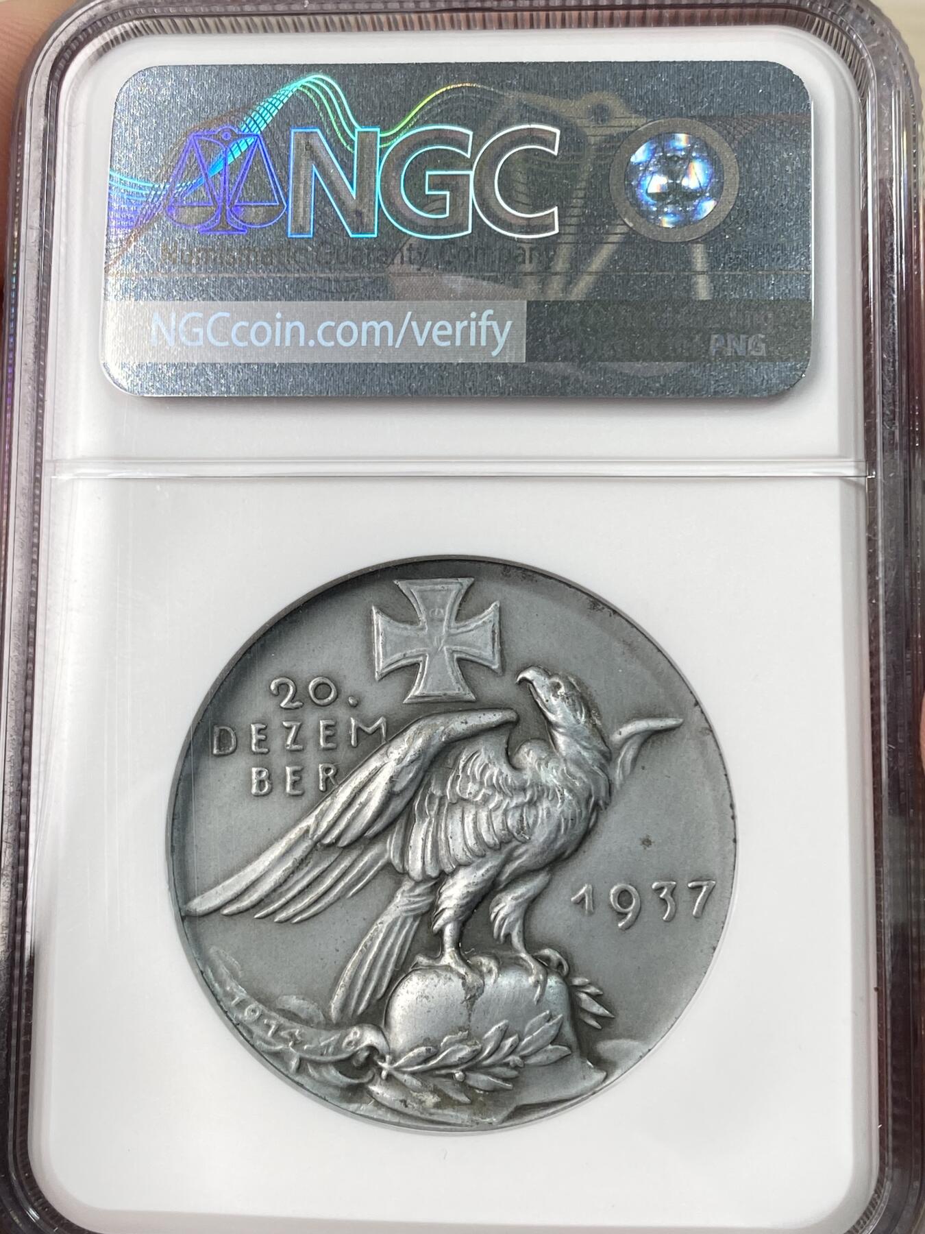 万国钱币拍卖第064期 NGC UNCD 1937年德国民族社会主义工人党纪念德意志第二帝国陆军上将埃里希·冯·鲁登道夫合金章 卡尔·哥茨罕见作品 帝国鹰站在M35头盔之上回望铁十字勋章 