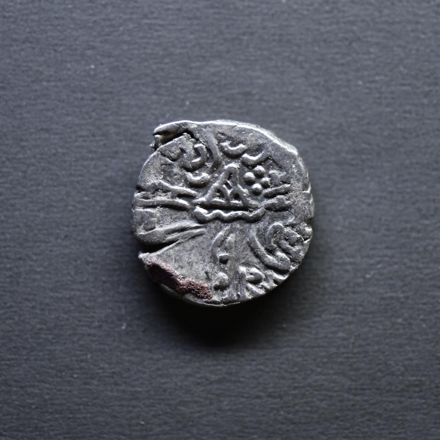 【良泉】4月16日【西方古代打制币】拍卖108件 公元3世纪【西郡太守】西萨特拉普王朝，背三拱佛丘、星月银币，2.15克