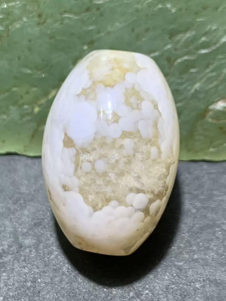 精美冰飘糖心料奶白鱼籽纹战国红玛瑙随形勒子一颗！